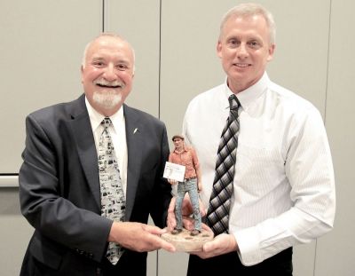 Brian Hunhoff (right) of the Yankton County (SD) Observer receives the 2019 Eugene Cervi Award from Gary Sosniecki of the International Society of Weekly Newspaper Editors. ISWNE is a group of 300 journalists from the U.S., Canada, England, Australia, Nepal, Ireland and other countries.