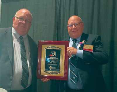 L to R: Illinois Press Association President and CEO Don Craven, son of the award’s namesake, awards John Galer, owner, The Journal-News, Hillsboro, Illinois, with the James C. Craven Freedom of the Press Award during culminating ceremonies at the Illinois Press Association annual convention Thursday, June 8, in Bloomington, Illinois.